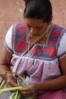 20230402. Tuxtla. IndÃ­genas tojolabales ofrecen realizan bellas artesanÃ­as elaboradas de palma para ofrecerlas a los feligreses durante esta semana santa en las principales iglesias de Chiapas.