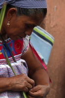 20230402. Tuxtla. IndÃ­genas tojolabales ofrecen realizan bellas artesanÃ­as elaboradas de palma para ofrecerlas a los feligreses durante esta semana santa en las principales iglesias de Chiapas.