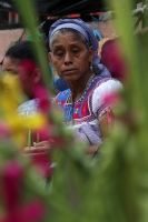 20230402. Tuxtla. IndÃ­genas tojolabales ofrecen realizan bellas artesanÃ­as elaboradas de palma para ofrecerlas a los feligreses durante esta semana santa en las principales iglesias de Chiapas.
