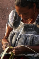20230402. Tuxtla. IndÃ­genas tojolabales ofrecen realizan bellas artesanÃ­as elaboradas de palma para ofrecerlas a los feligreses durante esta semana santa en las principales iglesias de Chiapas.