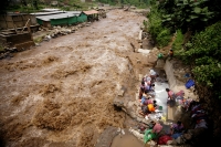 La comunidad Aguas Amargas es conocida por sus aguas sulfurosas y sus baños termales ubicados en las cercanías de Xelaju, Guatemala empiezan a regresar a sus actividades cotidianas después de las intensas lluvias de la semana pasada donde desaparecieran v