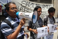 Miércoles 24 de julio del 2013. Tuxtla Gutiérrez. En medio de gritos y consignas, simpatizantes del ayuntamiento local encaran a los manifestantes que recolectan firmas en contra de la privatización del Sistema De agua Potable de la capital del estado de 