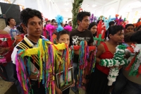 Martes 3 de mayo. Albañiles de la ciudad de Tuxtla Gutiérrez se reúnen en la iglesia de San José Terán en el poniente de esta ciudad para la bendición de las cruces que adornaran las construcciones en este día de celebraciones de San José y de la Santa Cr