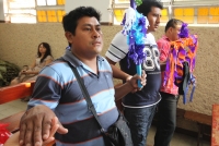 Martes 3 de mayo. Albañiles de la ciudad de Tuxtla Gutiérrez se reúnen en la iglesia de San José Terán en el poniente de esta ciudad para la bendición de las cruces que adornaran las construcciones en este día de celebraciones de San José y de la Santa Cr