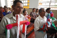 Martes 3 de mayo. Albañiles de la ciudad de Tuxtla Gutiérrez se reúnen en la iglesia de San José Terán en el poniente de esta ciudad para la bendición de las cruces que adornaran las construcciones en este día de celebraciones de San José y de la Santa Cr