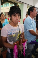 Martes 3 de mayo. Albañiles de la ciudad de Tuxtla Gutiérrez se reúnen en la iglesia de San José Terán en el poniente de esta ciudad para la bendición de las cruces que adornaran las construcciones en este día de celebraciones de San José y de la Santa Cr