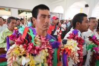 Martes 3 de mayo. Albañiles de la ciudad de Tuxtla Gutiérrez se reúnen en la iglesia de San José Terán en el poniente de esta ciudad para la bendición de las cruces que adornaran las construcciones en este día de celebraciones de San José y de la Santa Cr