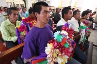 Martes 3 de mayo. Albañiles de la ciudad de Tuxtla Gutiérrez se reúnen en la iglesia de San José Terán en el poniente de esta ciudad para la bendición de las cruces que adornaran las construcciones en este día de celebraciones de San José y de la Santa Cr