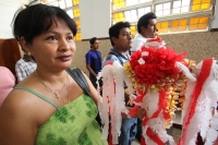 Martes 3 de mayo. Albañiles de la ciudad de Tuxtla Gutiérrez se reúnen en la iglesia de San José Terán en el poniente de esta ciudad para la bendición de las cruces que adornaran las construcciones en este día de celebraciones de San José y de la Santa Cr