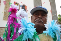 Martes 3 de mayo. Albañiles de la ciudad de Tuxtla Gutiérrez se reúnen en la iglesia de San José Terán en el poniente de esta ciudad para la bendición de las cruces que adornaran las construcciones en este día de celebraciones de San José y de la Santa Cr