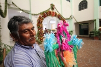 Martes 3 de mayo. Albañiles de la ciudad de Tuxtla Gutiérrez se reúnen en la iglesia de San José Terán en el poniente de esta ciudad para la bendición de las cruces que adornaran las construcciones en este día de celebraciones de San José y de la Santa Cr