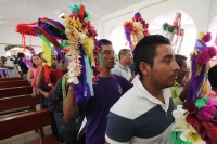 Martes 3 de mayo. Albañiles de la ciudad de Tuxtla Gutiérrez se reúnen en la iglesia de San José Terán en el poniente de esta ciudad para la bendición de las cruces que adornaran las construcciones en este día de celebraciones de San José y de la Santa Cr