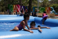 Miércoles 23 de marzo del 2016. Tuxtla Gutiérrez. Varios niños disfrutan de las albercas inflables instaladas en el centro deportivo Caña Hueca en la capital del estado de Chiapas.
