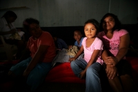 Una veintena de niños juegan y se entretienen en el Albergue del Suchiate, después de que fueran reubicadas sus familias en este lugar debido a la cercanía de sus comunidades a la zona de riesgo por las lluvias de la Tormenta Tropical Aghata. Estas famili