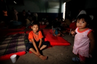 Una veintena de niños juegan y se entretienen en el Albergue del Suchiate, después de que fueran reubicadas sus familias en este lugar debido a la cercanía de sus comunidades a la zona de riesgo por las lluvias de la Tormenta Tropical Aghata. Estas famili
