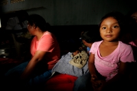 Una veintena de niños juegan y se entretienen en el Albergue del Suchiate, después de que fueran reubicadas sus familias en este lugar debido a la cercanía de sus comunidades a la zona de riesgo por las lluvias de la Tormenta Tropical Aghata. Estas famili