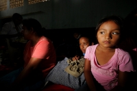 Una veintena de niños juegan y se entretienen en el Albergue del Suchiate, después de que fueran reubicadas sus familias en este lugar debido a la cercanía de sus comunidades a la zona de riesgo por las lluvias de la Tormenta Tropical Aghata. Estas famili