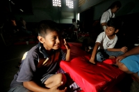 Una veintena de niños juegan y se entretienen en el Albergue del Suchiate, después de que fueran reubicadas sus familias en este lugar debido a la cercanía de sus comunidades a la zona de riesgo por las lluvias de la Tormenta Tropical Aghata. Estas famili