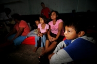 Una veintena de niños juegan y se entretienen en el Albergue del Suchiate, después de que fueran reubicadas sus familias en este lugar debido a la cercanía de sus comunidades a la zona de riesgo por las lluvias de la Tormenta Tropical Aghata. Estas famili