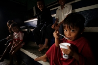 Una veintena de niños juegan y se entretienen en el Albergue del Suchiate, después de que fueran reubicadas sus familias en este lugar debido a la cercanía de sus comunidades a la zona de riesgo por las lluvias de la Tormenta Tropical Aghata.