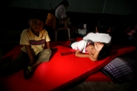 Una veintena de niños juegan y se entretienen en el Albergue del Suchiate, después de que fueran reubicadas sus familias en este lugar debido a la cercanía de sus comunidades a la zona de riesgo por las lluvias de la Tormenta Tropical Aghata. Estas famili