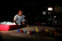 Una veintena de niños juegan y se entretienen en el Albergue del Suchiate, después de que fueran reubicadas sus familias en este lugar debido a la cercanía de sus comunidades a la zona de riesgo por las lluvias de la Tormenta Tropical Aghata. Estas famili