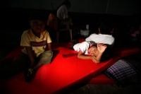 Una veintena de niños juegan y se entretienen en el Albergue del Suchiate, después de que fueran reubicadas sus familias en este lugar debido a la cercanía de sus comunidades a la zona de riesgo por las lluvias de la Tormenta Tropical Aghata. Estas famili