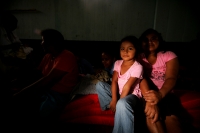 Una veintena de niños juegan y se entretienen en el Albergue del Suchiate, después de que fueran reubicadas sus familias en este lugar debido a la cercanía de sus comunidades a la zona de riesgo por las lluvias de la Tormenta Tropical Aghata. Estas famili