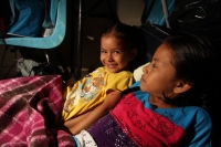 Martes 3 de junio del 2014. Arriaga. Familias de la Comunidad Punta Flor son trasladadas al albergue de manera preventiva por las intensas lluvias de los próximos dÃas en las pesquerÃas de la costa de Chiapas. Martes 3 de junio del 2014. Arriaga. Familias de la Comunidad Punta Flor son trasladadas al albergue de manera preventiva por las intensas lluvias de los próximos dÃas en las pesquerÃas de la costa de Chiapas.