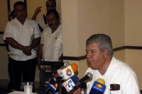 Miércoles 8 de junio. El ex gobernador Roberto Albores Guillen habla en conferencia de prensa sobre la detención de Pablo Salazar y las relaciones de los ex gobernadores con el poder político.