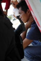 Jueves 28 de mayo del 2015. Tuxtla Gutiérrez. Un joven es detenido por los locatarios de una tienda de celulares acusándolo de robar varios artículos en el centro de la capital del estado de Chiapas.