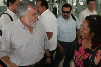 Alejandro Encinas a su llegada al aeropuerto donde inicia las actividades programadas para este día en la capital del estado de Chiapas, donde sostiene una reunión con la cúpula estatal del PRD donde intentara fortalecer las alianzas con los partidos prog
