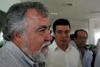 Alejandro Encinas a su llegada al aeropuerto donde inicia las actividades programadas para este día en la capital del estado de Chiapas, donde sostiene una reunión con la cúpula estatal del PRD donde intentara fortalecer las alianzas con los partidos prog