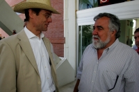 Alejandro Encinas a su llegada al aeropuerto donde inicia las actividades programadas para este día en la capital del estado de Chiapas, donde sostiene una reunión con la cúpula estatal del PRD donde intentara fortalecer las alianzas con los partidos prog