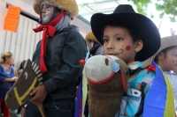 Martes 8 de agosto del 2017. Chiapa de Corzo. Los niños de las familias chiapacorceñas recorren los espacios del antiguo camposanto de Santo Domingo en una representación de Los Alférez y Naguares que la comunidad realiza durante la tarde de este día. Con