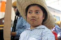 Martes 8 de agosto del 2017. Chiapa de Corzo. Los niños de las familias chiapacorceñas recorren los espacios del antiguo camposanto de Santo Domingo en una representación de Los Alférez y Naguares que la comunidad realiza durante la tarde de este día. Con