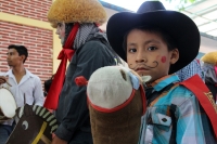 Martes 8 de agosto del 2017. Chiapa de Corzo. Los niños de las familias chiapacorceñas recorren los espacios del antiguo camposanto de Santo Domingo en una representación de Los Alférez y Naguares que la comunidad realiza durante la tarde de este día. Con
