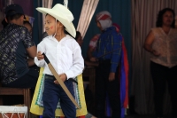 Martes 8 de agosto del 2017. Chiapa de Corzo. Los niños de las familias chiapacorceñas recorren los espacios del antiguo camposanto de Santo Domingo en una representación de Los Alférez y Naguares que la comunidad realiza durante la tarde de este día. Con
