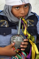 Martes 8 de agosto del 2017. Chiapa de Corzo. Los niños de las familias chiapacorceñas recorren los espacios del antiguo camposanto de Santo Domingo en una representación de Los Alférez y Naguares que la comunidad realiza durante la tarde de este día. Con