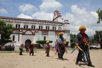 Martes 8 de agosto del 2017. Chiapa de Corzo. Los niños de las familias chiapacorceñas recorren los espacios del antiguo camposanto de Santo Domingo en una representación de Los Alférez y Naguares que la comunidad realiza durante la tarde de este día. Con