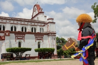 Martes 8 de agosto del 2017. Chiapa de Corzo. Los niños de las familias chiapacorceñas recorren los espacios del antiguo camposanto de Santo Domingo en una representación de Los Alférez y Naguares que la comunidad realiza durante la tarde de este día. Con