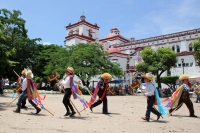Martes 8 de agosto del 2017. Chiapa de Corzo. Los niños de las familias chiapacorceñas recorren los espacios del antiguo camposanto de Santo Domingo en una representación de Los Alférez y Naguares que la comunidad realiza durante la tarde de este día. Con