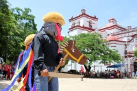 Martes 8 de agosto del 2017. Chiapa de Corzo. Los niños de las familias chiapacorceñas recorren los espacios del antiguo camposanto de Santo Domingo en una representación de Los Alférez y Naguares que la comunidad realiza durante la tarde de este día. Con