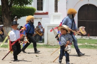 Martes 8 de agosto del 2017. Chiapa de Corzo. Los niños de las familias chiapacorceñas recorren los espacios del antiguo camposanto de Santo Domingo en una representación de Los Alférez y Naguares que la comunidad realiza durante la tarde de este día. Con