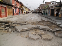 Martes 5 de abril. Cientos de pobladores afectados y para exigir que el ayuntamiento finalice las obras inconclusas desde hace meses en la ciudad de San Cristóbal de las Casas, decidieron hacer siete zanjas en la Avenida La Almolonga para evitar el tránsi