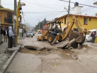 Martes 5 de abril. Cientos de pobladores afectados y para exigir que el ayuntamiento finalice las obras inconclusas desde hace meses en la ciudad de San Cristóbal de las Casas, decidieron hacer siete zanjas en la Avenida La Almolonga para evitar el tránsi
