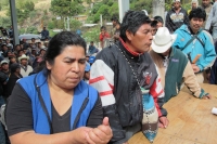 Domingo 19 de noviembre del 2012. San Cristóbal de las Casas. Dos personas son retenidas en la comunidad Santa Cruz, La Almolonga de la colonial ciudad. Domingo 19 de noviembre del 2012. San Cristóbal de las Casas. Dos personas son retenidas en la comunidad Santa Cruz, La Almolonga de la colonial ciudad.