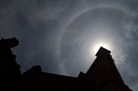 Martes 10 de septiembre del 2019. Chiapa de Corzo. El halo solar formado por las partÃculas luminosas entre la humedad ambiental del  medio dÃa Martes 10 de septiembre del 2019. Chiapa de Corzo. El halo solar formado por las partÃculas luminosas entre la humedad ambiental del  medio dÃa