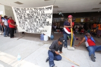 Viernes 25 de mayo del 2012. Tuxtla Gutiérrez, Chiapas. Pobladores de la comunidad Altamira del municipio de Ácala se manifiestan en las entradas del edificio del gobierno para exigir la construcción de las obras para el agua potable de esta comunidad.