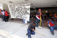 Viernes 25 de mayo del 2012. Tuxtla Gutiérrez, Chiapas. Pobladores de la comunidad Altamira del municipio de Ácala se manifiestan en las entradas del edificio del gobierno para exigir la construcción de las obras para el agua potable de esta comunidad.